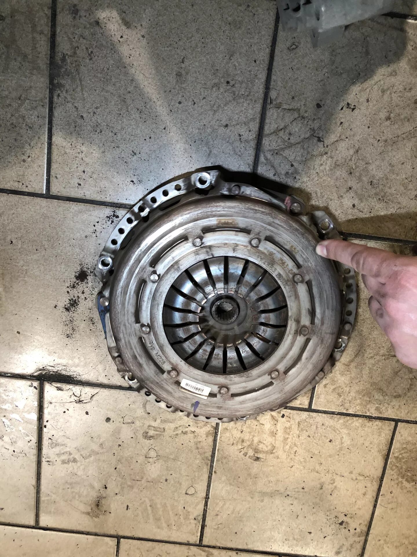 Сцепление обратного выжима на гольф 2. При выжиме сцепления звук пропадает. При нажатии на сцепление шум пропадает ваз 2107. Обратный выжим сцепления. Запах жженого сцепления.