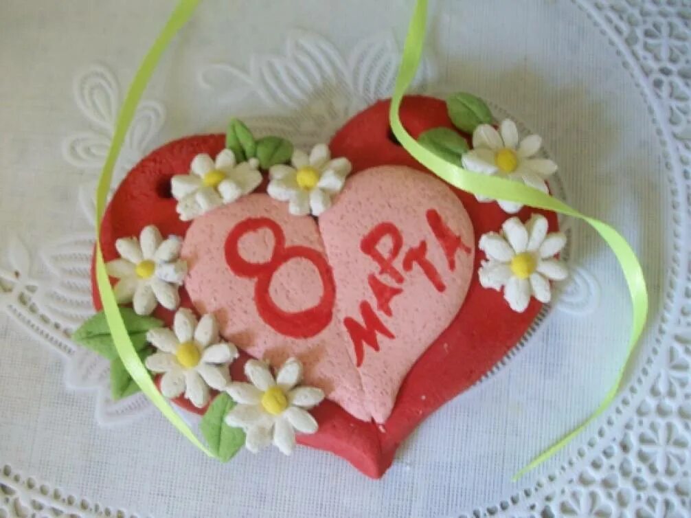 Подарок маме из соленого теста. Подарок маме из соленого теста. Поделки из соленого теста. Сердечки из соленого теста. Подарок маме из теста.