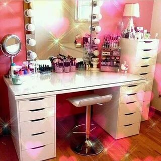 Стол где красятся девушки