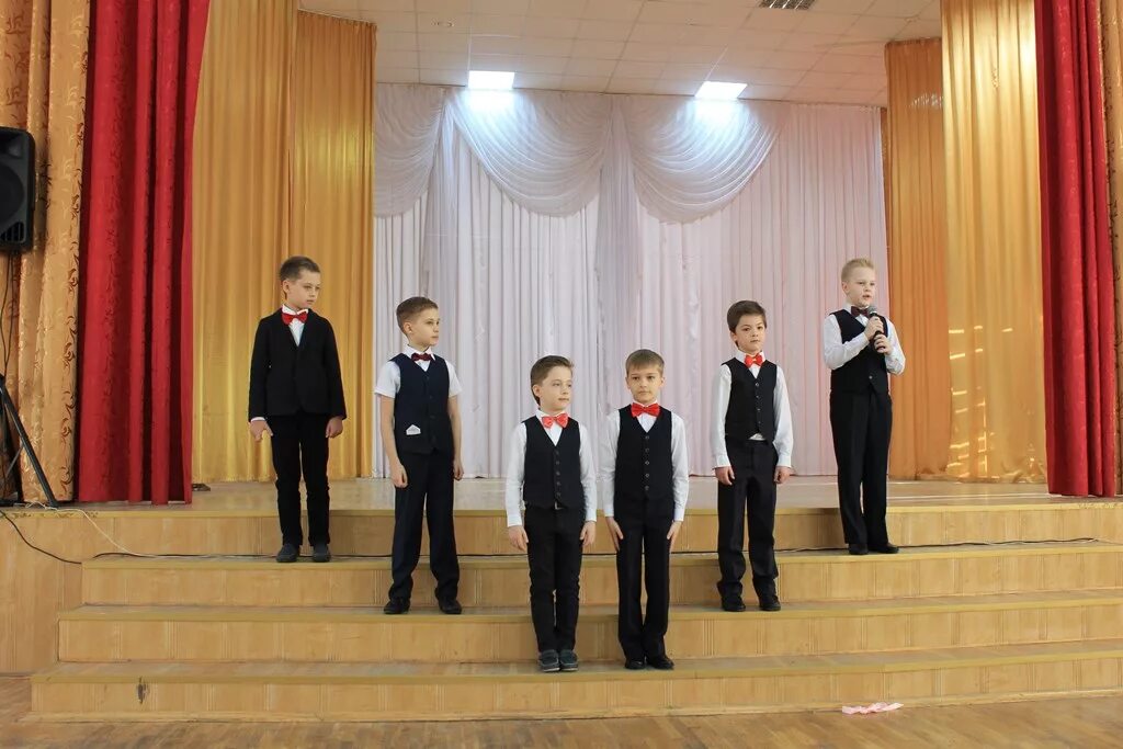 концерт в школе. школьный концерт. школьный концерт. джаз в томске концерт 11 октября 2022. школьные концерты фото.