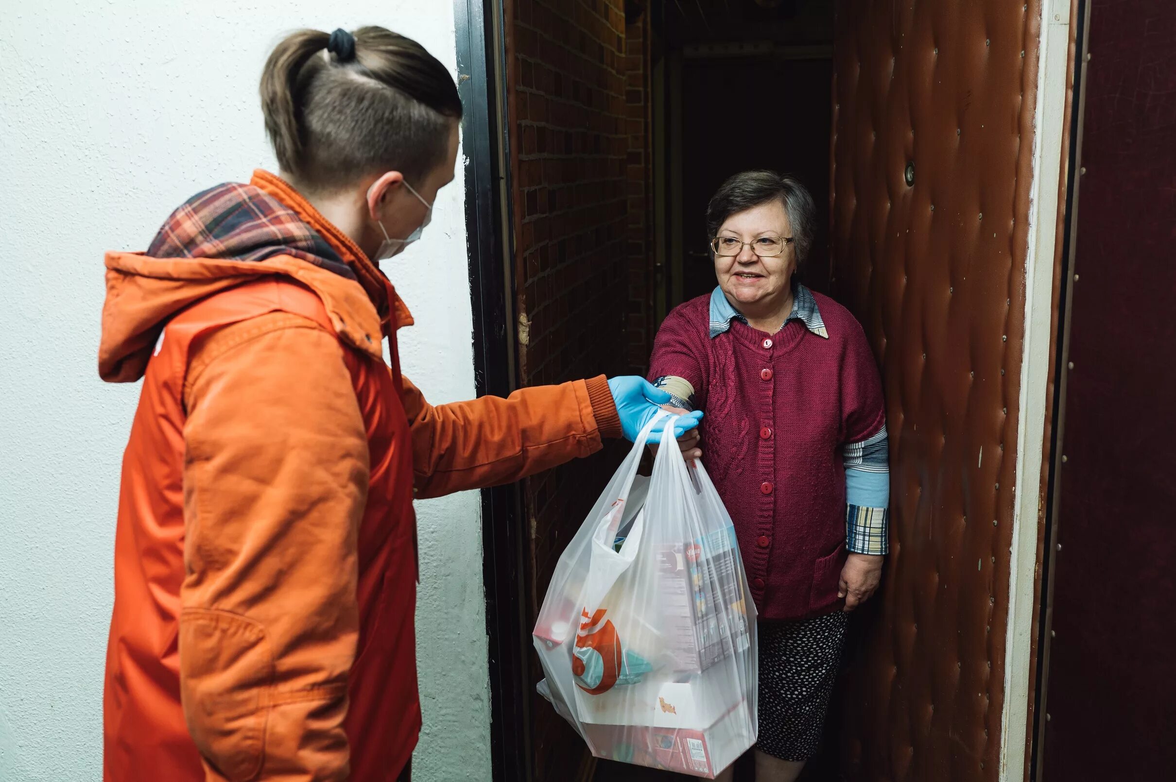 Волонтер продукты. Волонтеры помогают пожилым. Волонтеры пенсионеры. Волонтеры помогают старикам. Помощь пожилым людям волонтерами.