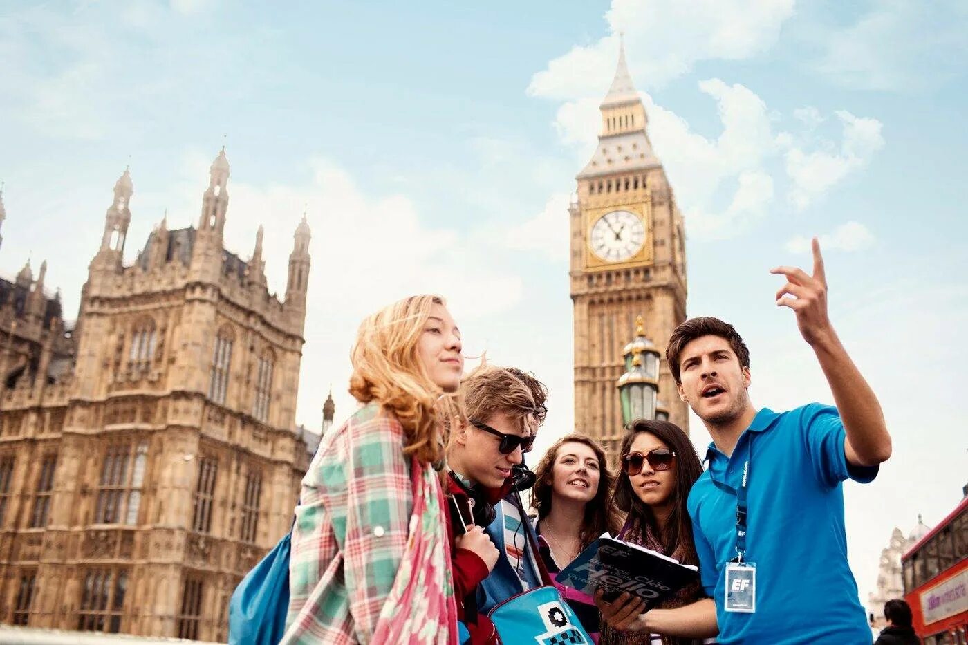 Смотрит назад на английском. Туризм в Великобритании. Английский с носителем. Путешествия и иностранные языки. Туристы в Британии.