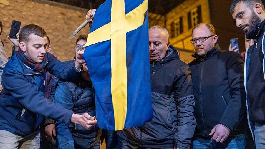 Столкновения в швеции. Швеция и шведы. президент швеции. швеция политика. протесты в турции у посольства швеции.