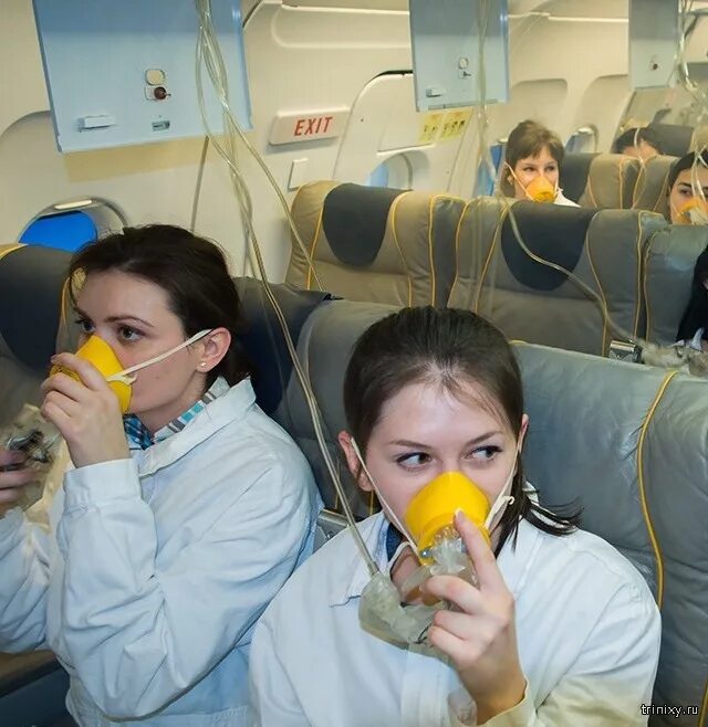Кислородная маска в самроёие. Самолёт фото для детей. Путешествие на самолете для детей. Боинг 737 кислородные маски. Маски для дыхания в самолете.