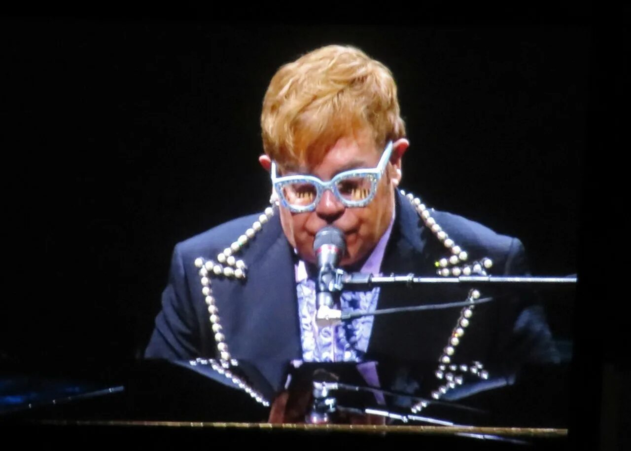 Elton john life. Elton john элтон джон. Элтон джон концерт 1976. Elton john circle of life. Элтон джон 2023.