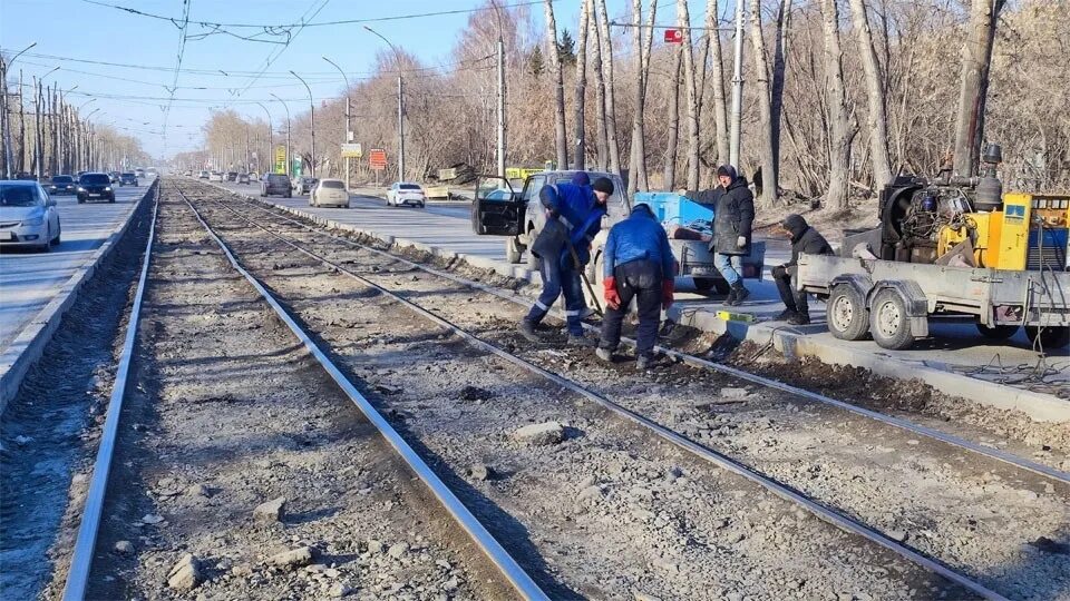 Трамваи ремонт путей. Трамвайные пути томск. Ремонт трамвайных путей. Реконструкция трамвайных путей в москве. Трамвайные рельсы.