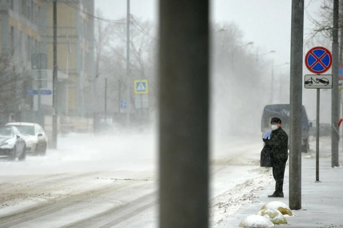 «Желтый» уровень погодной опасности продлили в Москве. Снегопад на дороге. Снег в Москве. Желтый уровень погодной опасности в Подмосковье. Желтый уровень воздушной опасности