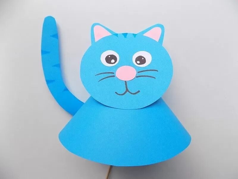 Аппликации для детей кошки. Поделка кошка. Поделка котик из бумаги. Кошечка из цветной бумаги. Поделка из бумаги кошка для детей.