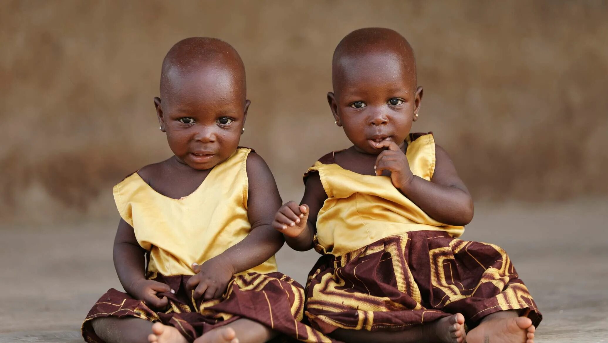 Племя близнецов. Близнецы. Разные двойняшки. Африканские Близнецы. Малыш негритенок.