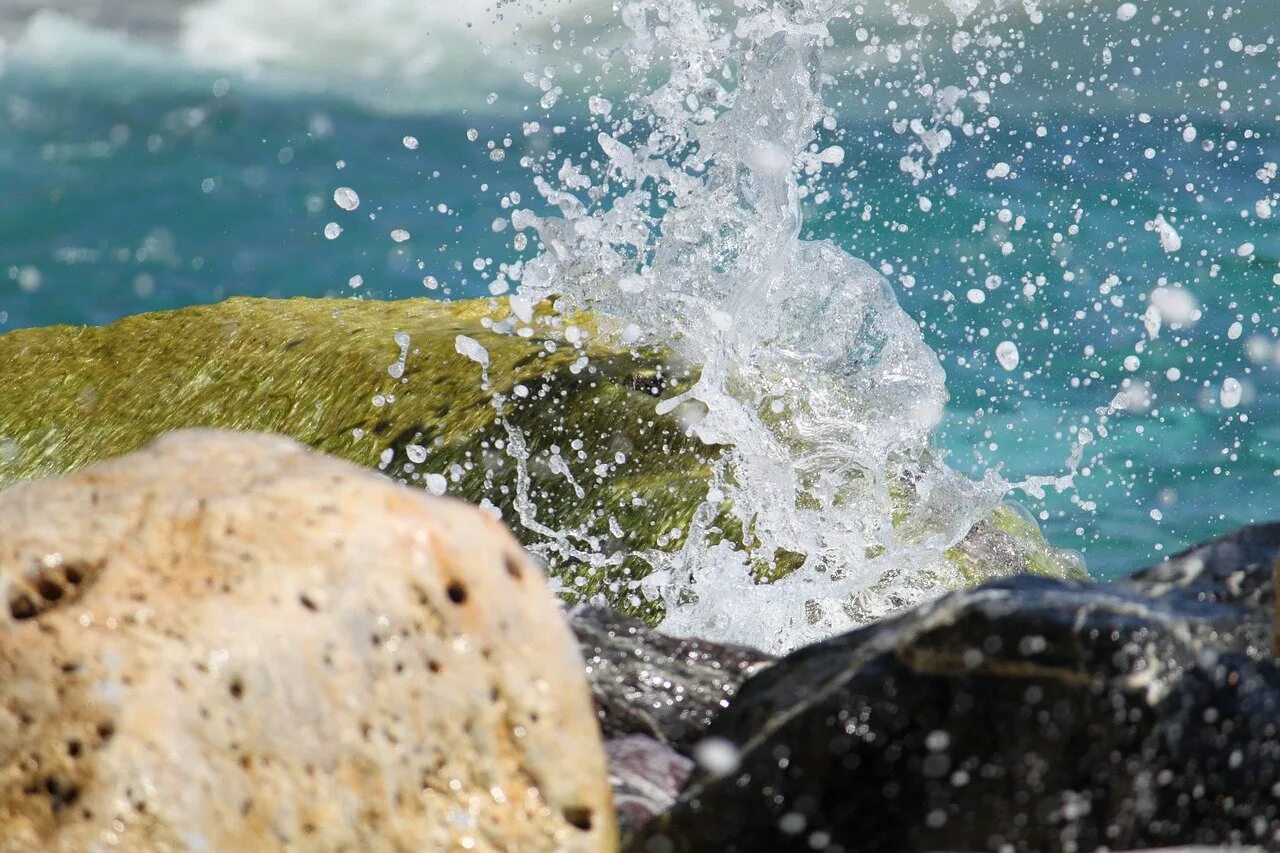 Песни камень и вода. Брызги воды. Брызги моря. Камни в воде. Брызги воды в море.