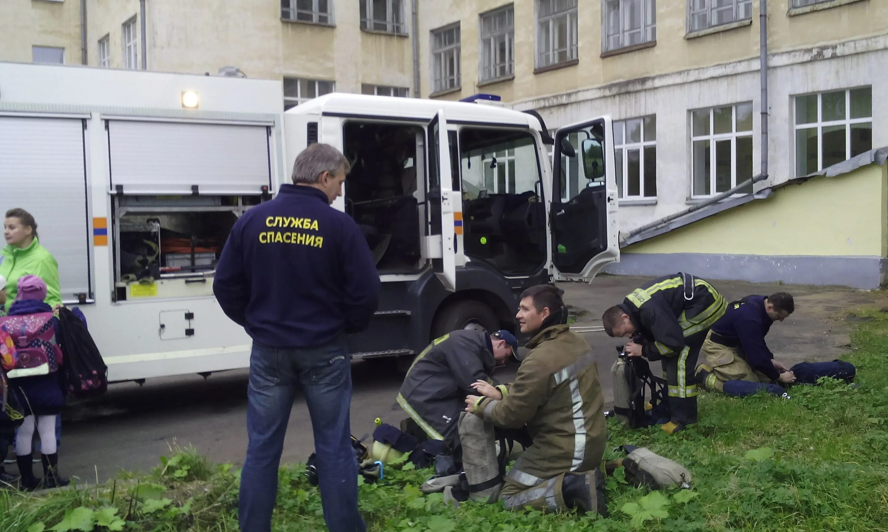 Служба спасения читать. Книги о спасателях для детей. Службы спасения. Работники службы спасения. Служба спасения читать.