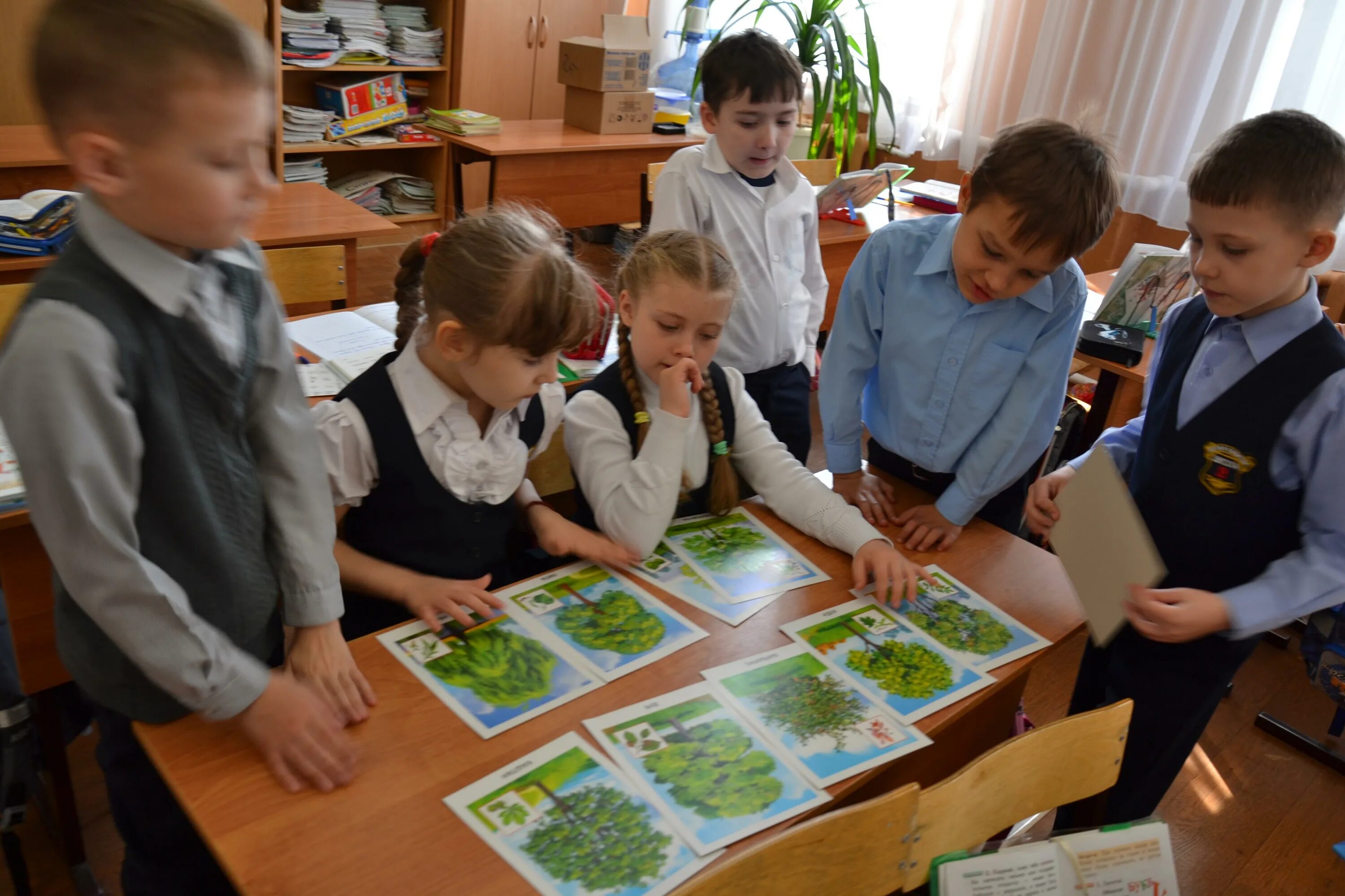 Экология 1 урок. Дети на уроке. Урок окружающий мир. Дети в школе на окружающем мире.