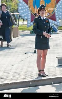 Полицейский женщина сидит
