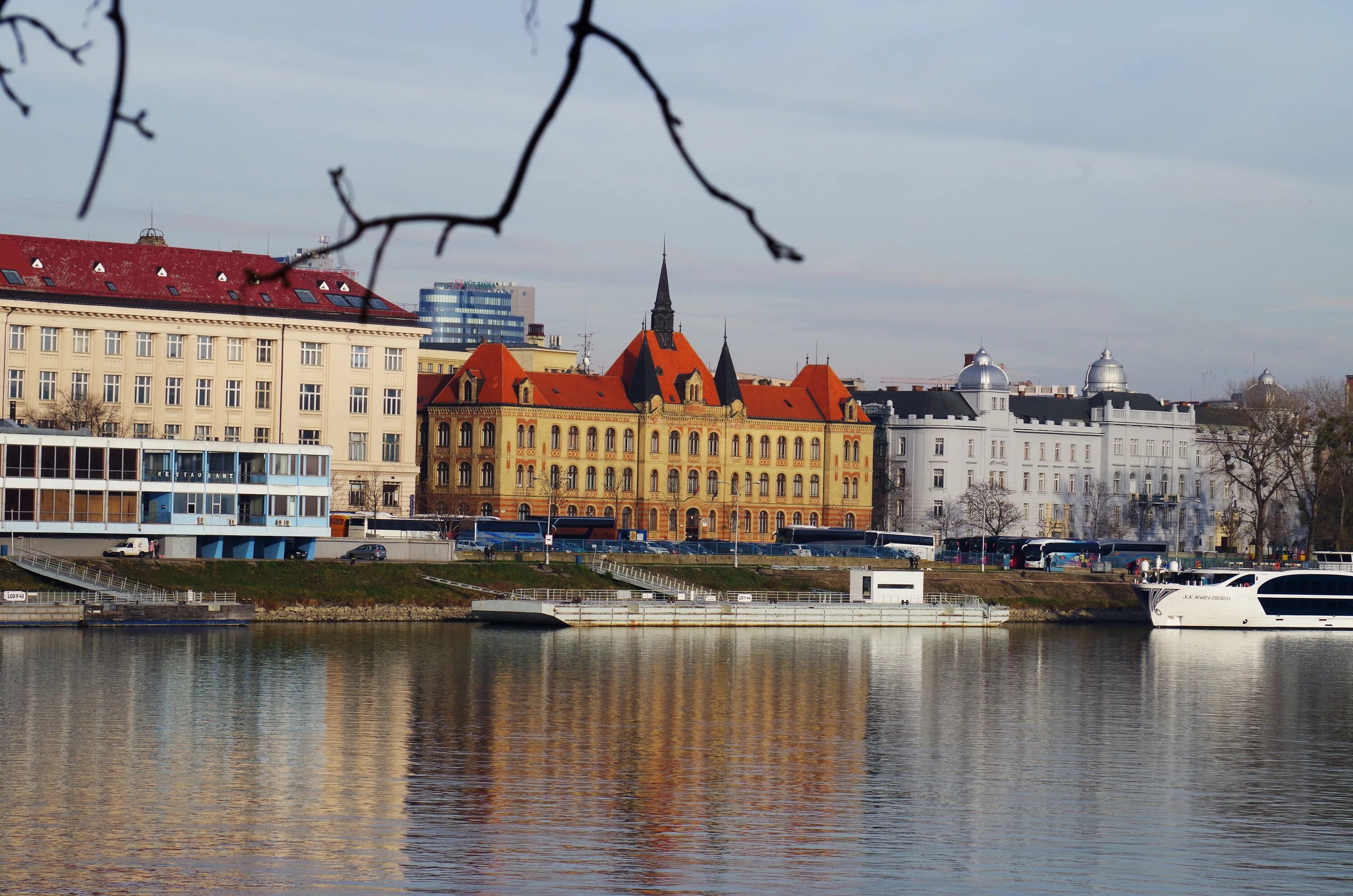 Дунай в братиславе. Дунай братислава. братислава река. река дунай в словакии. город братислава река.