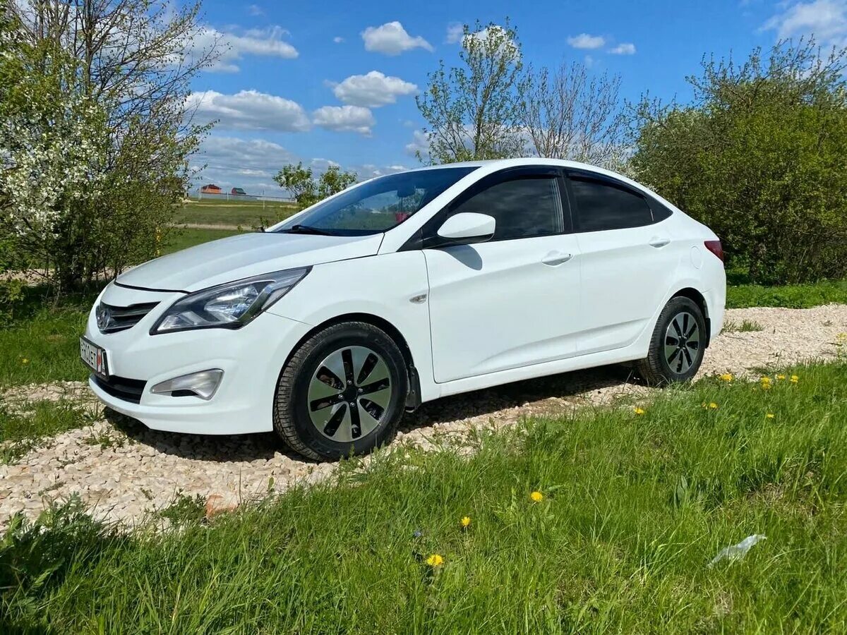 Белый Хендай Солярис. Хендай Солярис хэтчбек 2014 белый 1.4 at. Hyundai Solaris 1.4 at серая хэтчбек. Солярис Хендай 2015 год 9 дюймов.