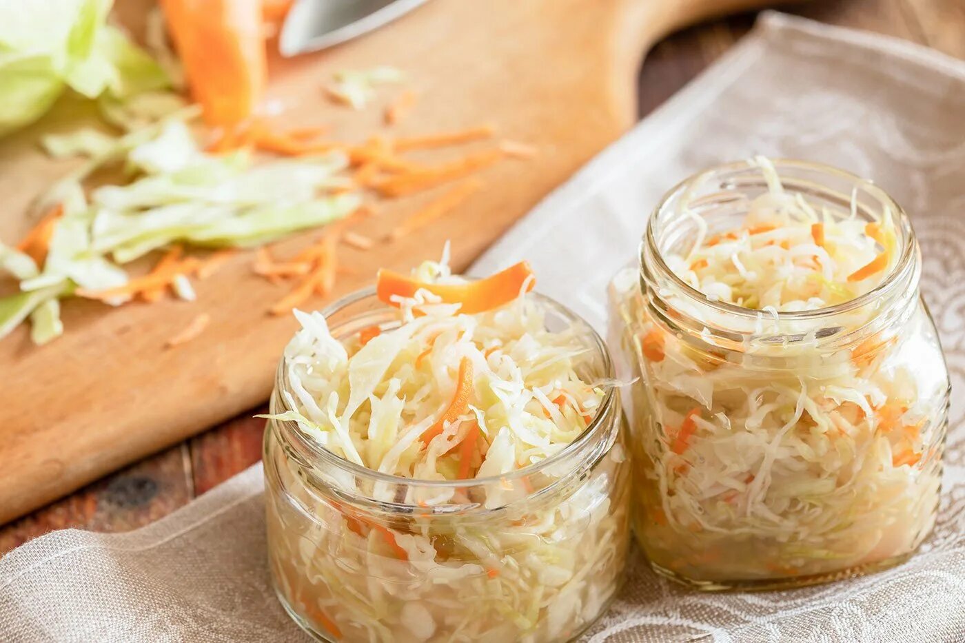 Капуста в банках с маслом. Капуста белокочанная квашеная. Квашеная Cabbage. Засолить капусту. Квашеная капуста Казачок.