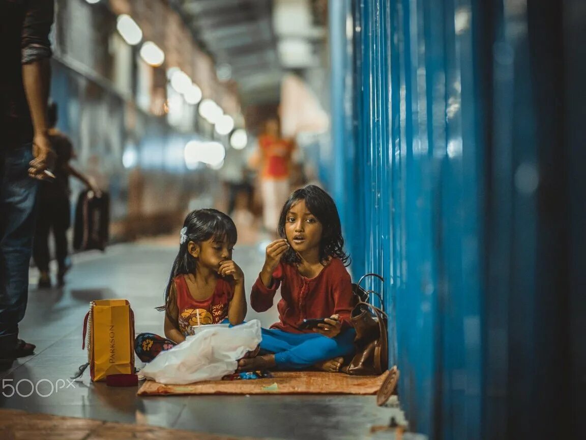 дети гуляют. дети улицы. дети улицы. уличные беспризорники. дети улиц на русском языке.