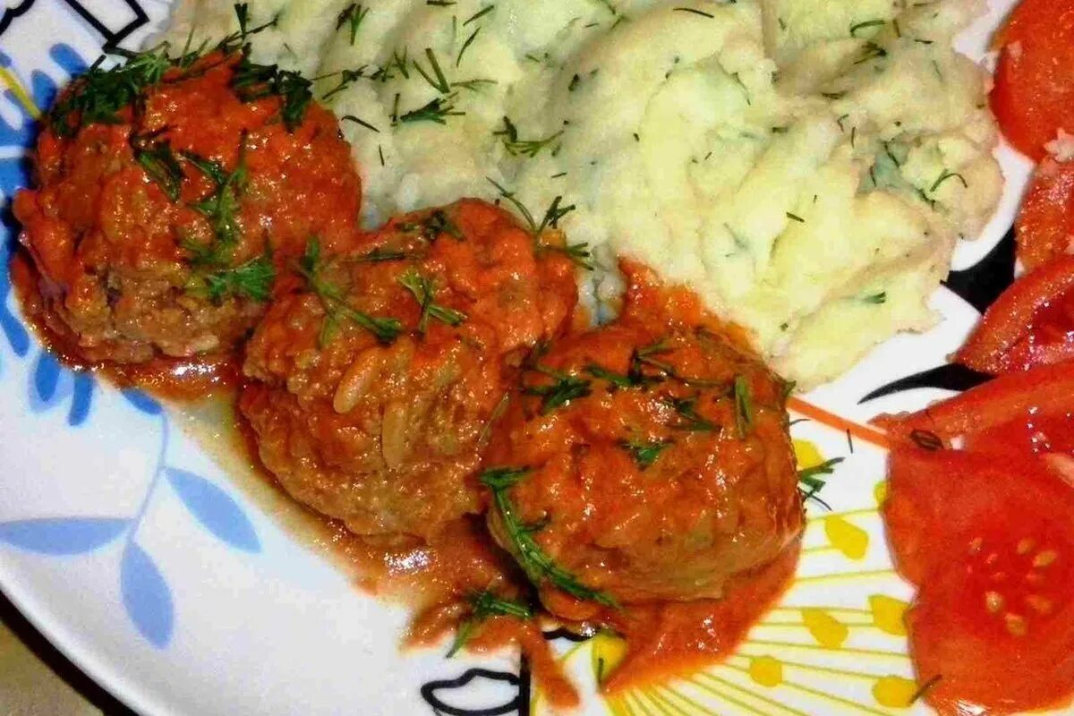 Мясной фарш пюре. Мясные ёжики с рисом. ежики в томатном соусе. ёжики из фарша с рисом. мясные ежики в соусе.