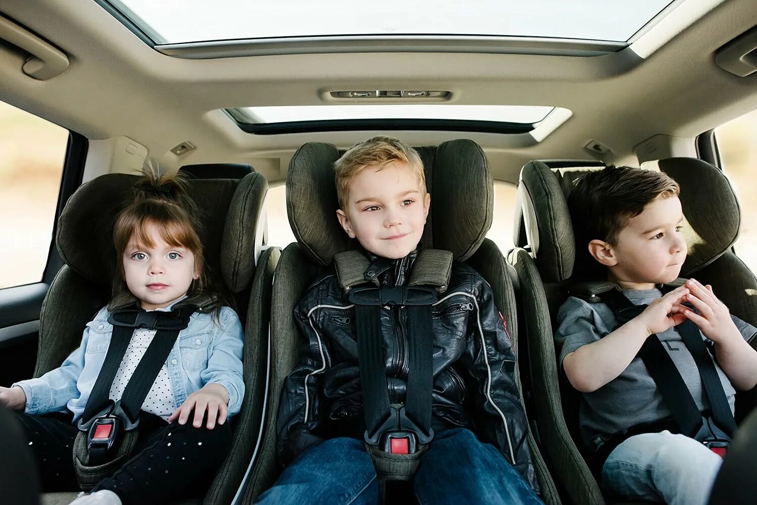 Ребенок 10 лет на переднем сиденье. Машина для детей. Детское кресло в машину. Перевозка детей в машине. Ребенок в автокресле.