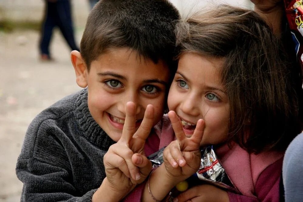 Human children. Палестина улыбающийся ребенок. Armenian Happy Kids.