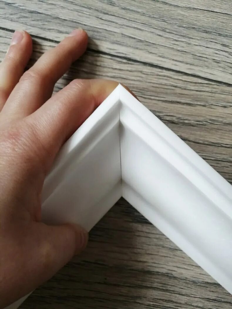 Как сделать угол из пластиковых. Уголки для потолочного плинтуса. укол потолочной поинутса. потолочный плинтус наружный угол. уголки для пластиковых плинтусов на потолок.