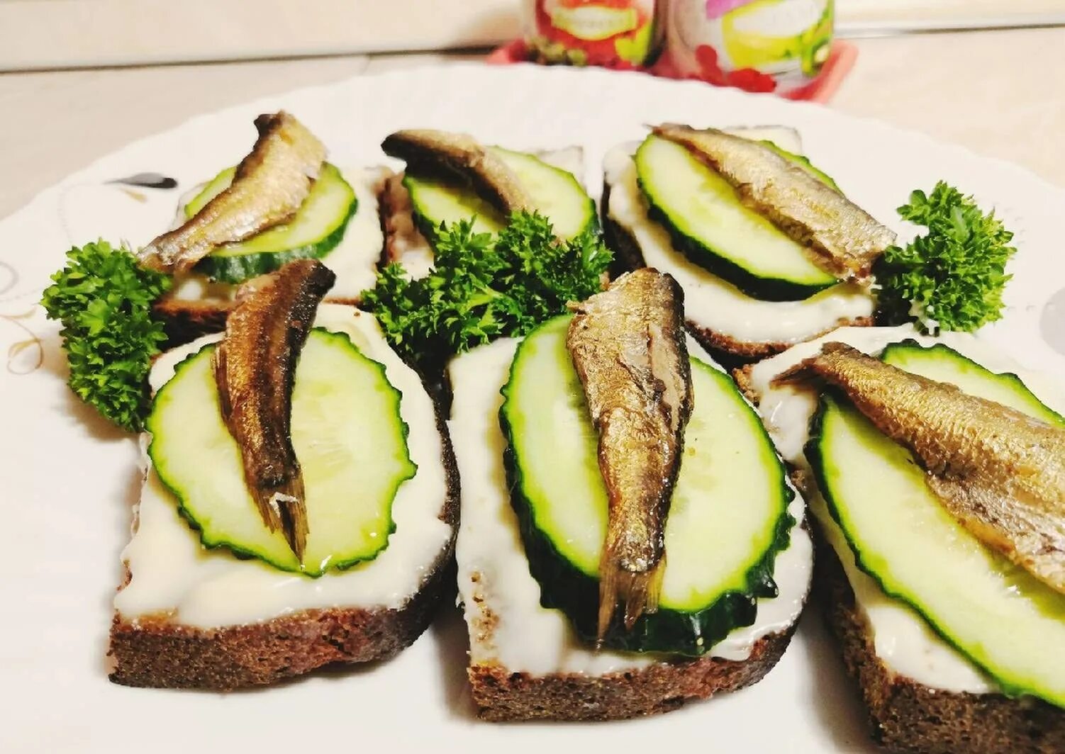 Бутерброды со шпротами и свежим огурцом. Батон шпроты огурец. Брускетта со шпротами. Шпроты на батоне с чесноком и майонезом. Бутерброды со шпротами и помидорами и чесноком.