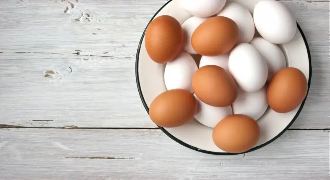 Почему яйцо белое. Почему яйцо белое. Пять яиц. Белое яйцо среди коричневых. Коричневое яйцо.
