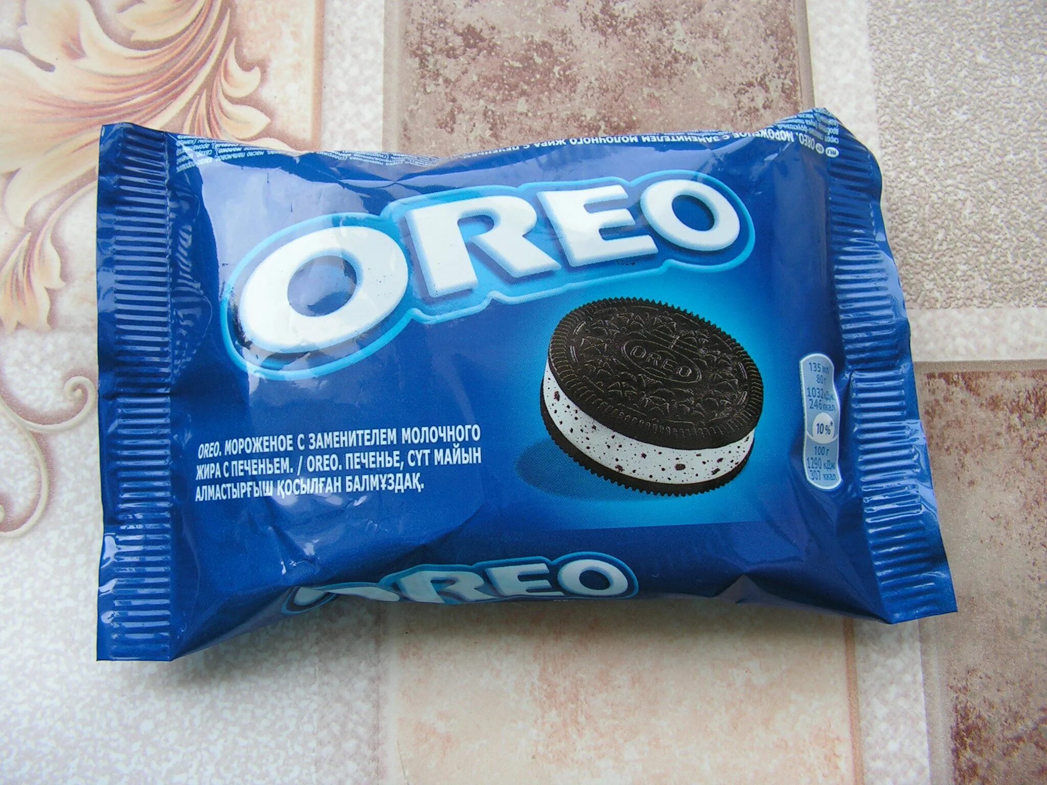 Мороженое орео ведро. Мороженое Орео. Мороженое с печеньем Oreo. Oreo мороженое. Мороженое в упаковке Орео.