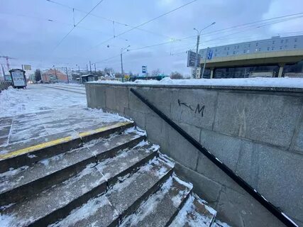Видео где блогерша упала в подземный переход