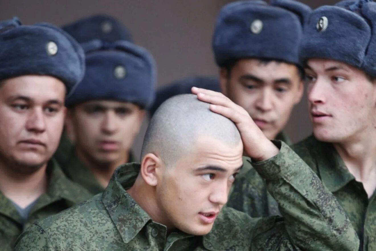 Армейский служащий. Призывники. Армия. Служба в армии. Солдат призывник.