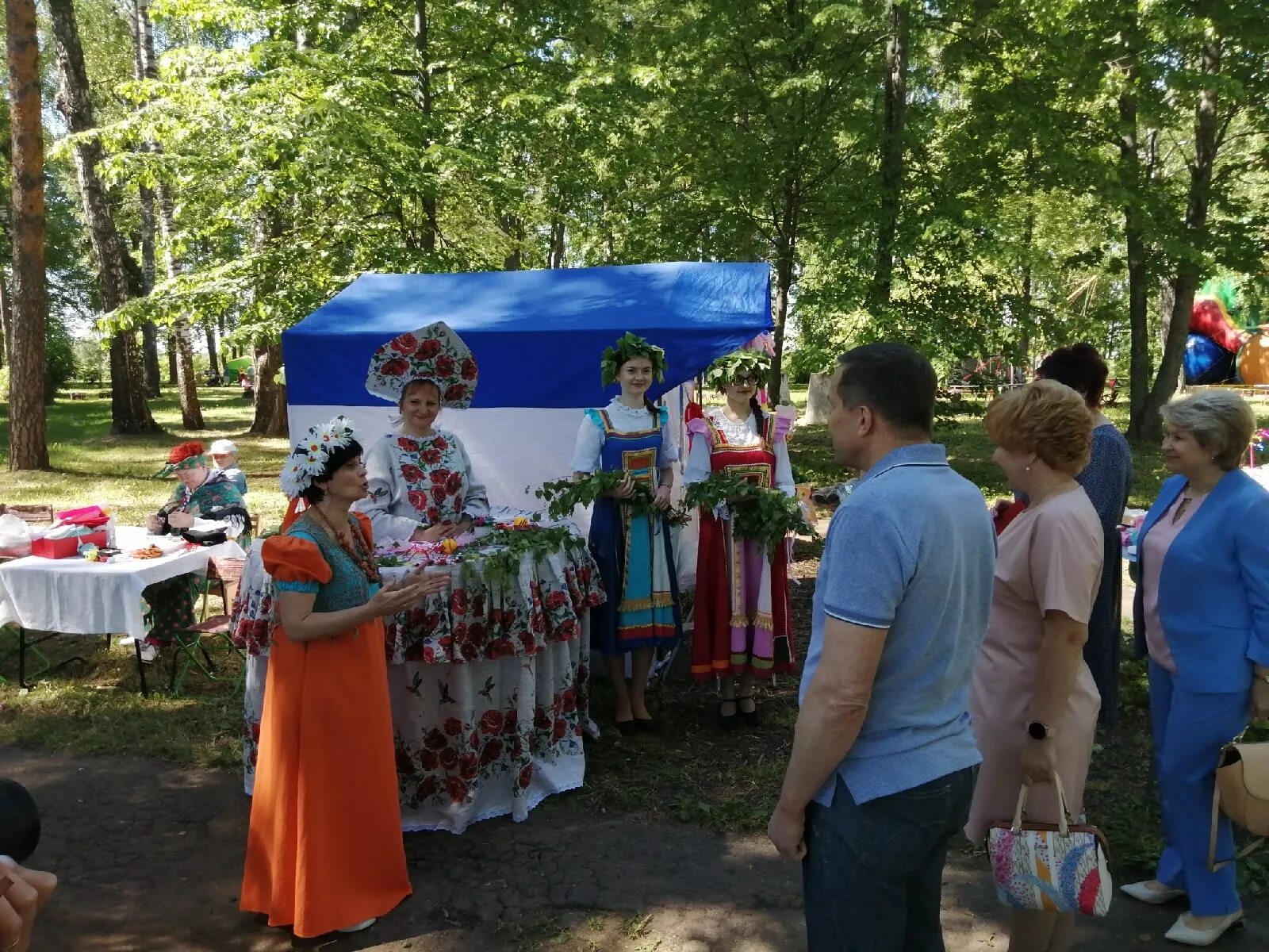 Аллея мастеров вологда. Приволжск праздник. Приволжск монастырь. Василевский парк города приволжска. Приволжск праздник.