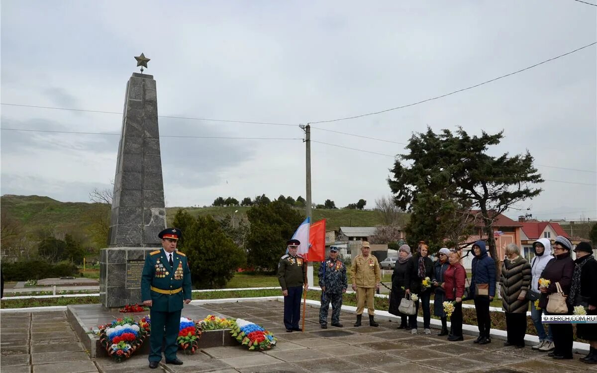 Освобождение керчи 11 апреля. Братская могила. освобождение керчи. фотографии ветеранов.