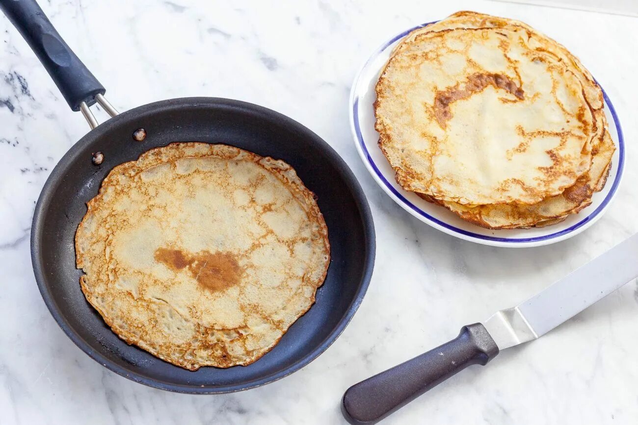 блины домашние на сковороде. блины тонкие на сковороде. блины на простой сковороде. блины на сковородке. жареные блины.