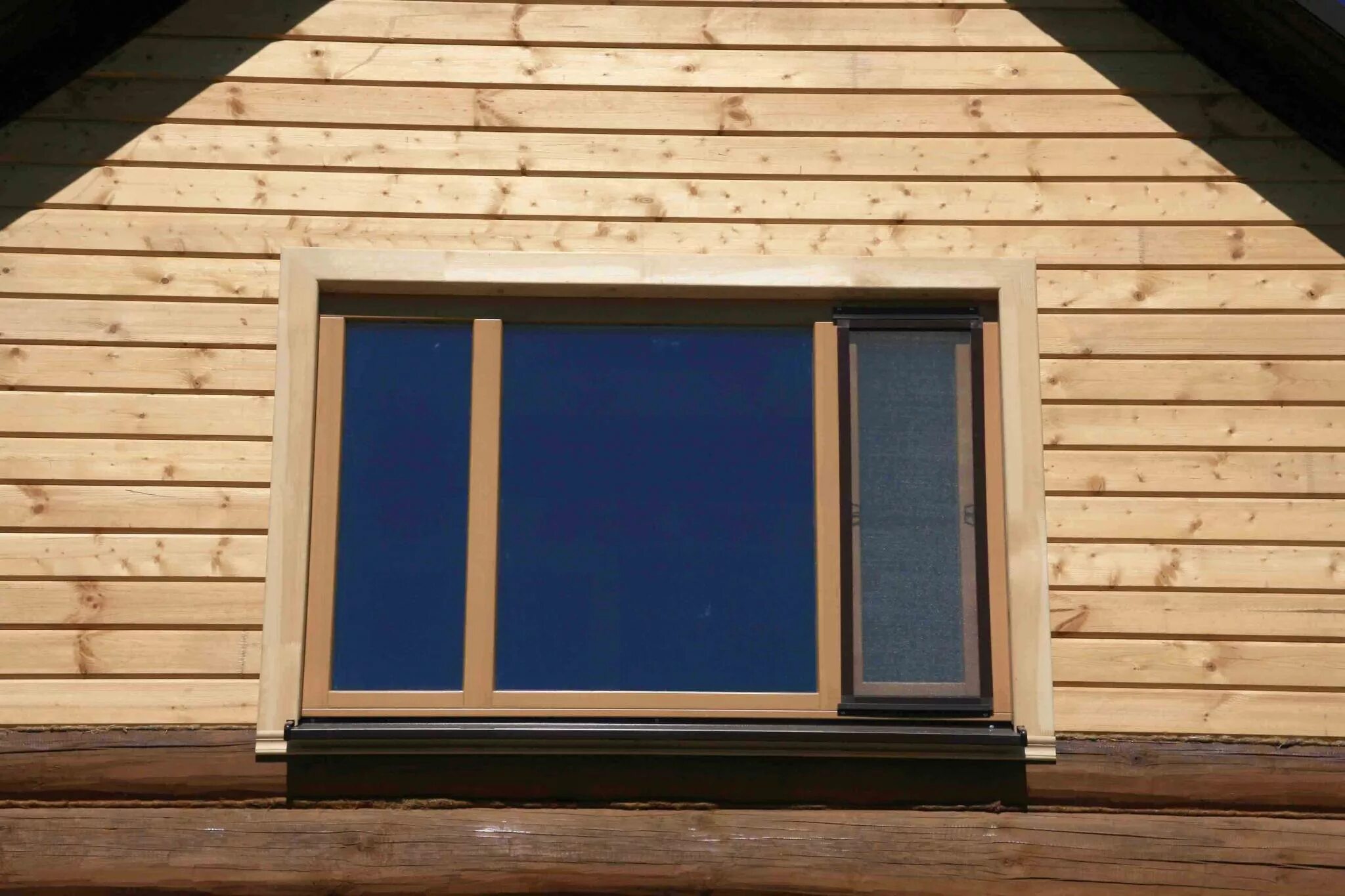 Пластиковое окно в брус. Наличники на окна деревянные. Обналичка на окна в деревянном доме. Окна в деревянном доме. Наличники на окна в брусовом доме.