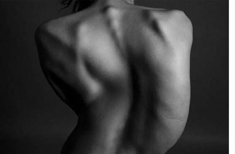 Поясница став. Айша Джонс. Айша Джонс модель. Женская спина. Женщина со спины.