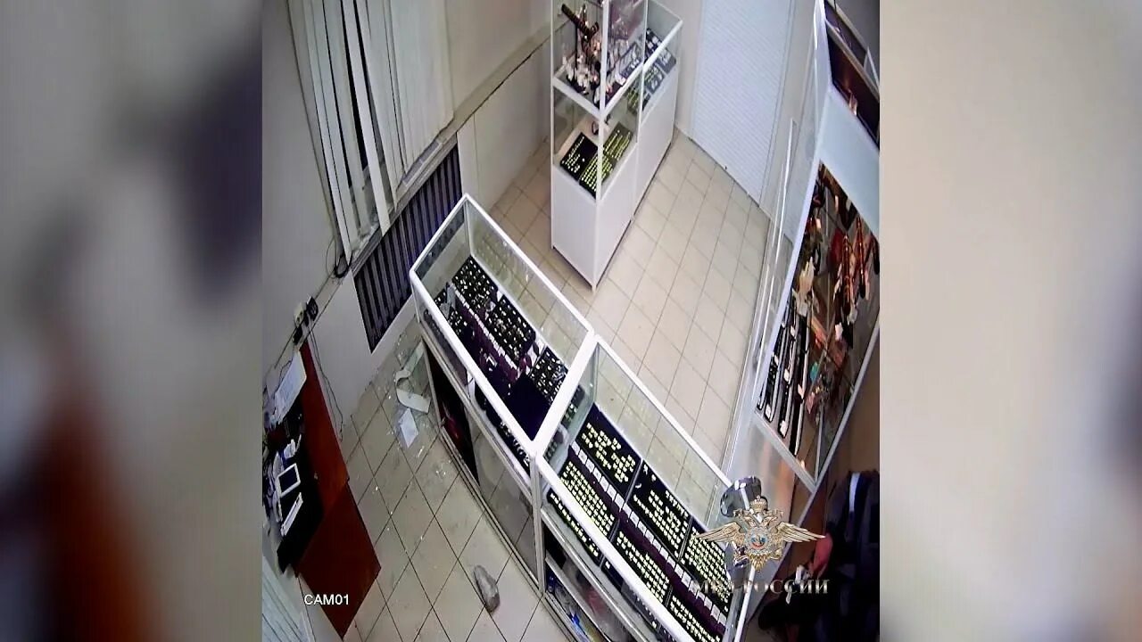 Пацан украл кроссовки в бразилии. Кража в ювелирном магазине. кража кроссовки в бразилии. мальчик который воровал кроссовки в бразилии. раскрыли кражу.