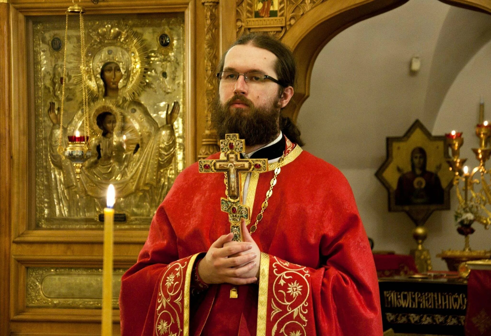 Элементы облачения православного священника. Священник в церкви как называется. Священник высокого сана. Епископ пресвитер диакон. Священник в церкви как называется.