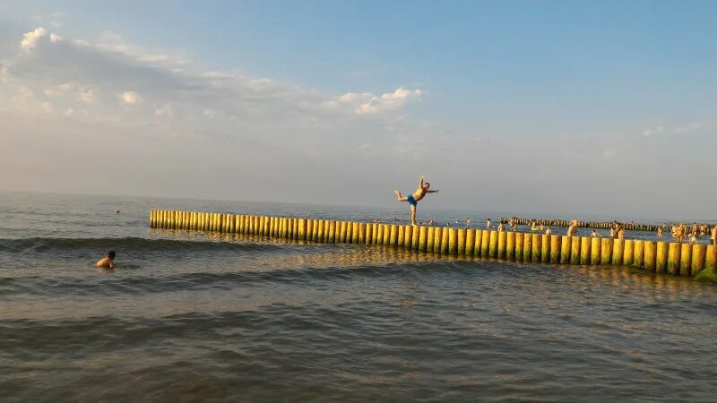 Зеленоградск в августе. Волнорезы в Зеленоградске. Светлогорск волнорезы. Деревянные волнорезы. Светлогорск пляжи волнорезы.