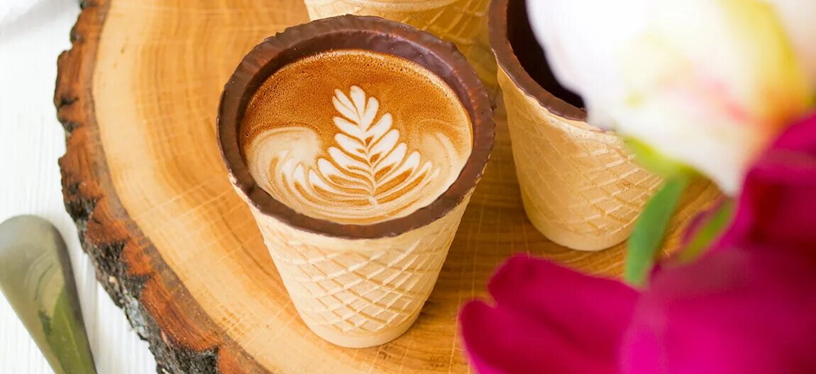 Вафельные стаканы для кофе. Кофе в съедобном стаканчике. Кофе в съедобном стаканчике. Кофе в съедобном стакане. Кофе в съедобном стаканчике.