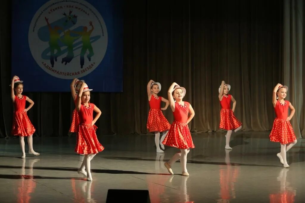 Балерина на улице. Гимнастика. Грация саянск спортивная аэробика. Города грация. Девушка танцует.