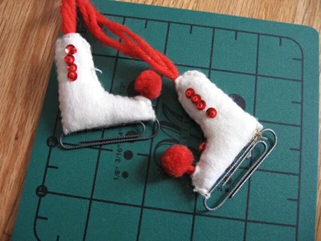 спортивная игрушка на елку своими руками. елка с игрушками. елка кимекоми. новогоднее украшение. спортивная игрушка на елку своими руками.