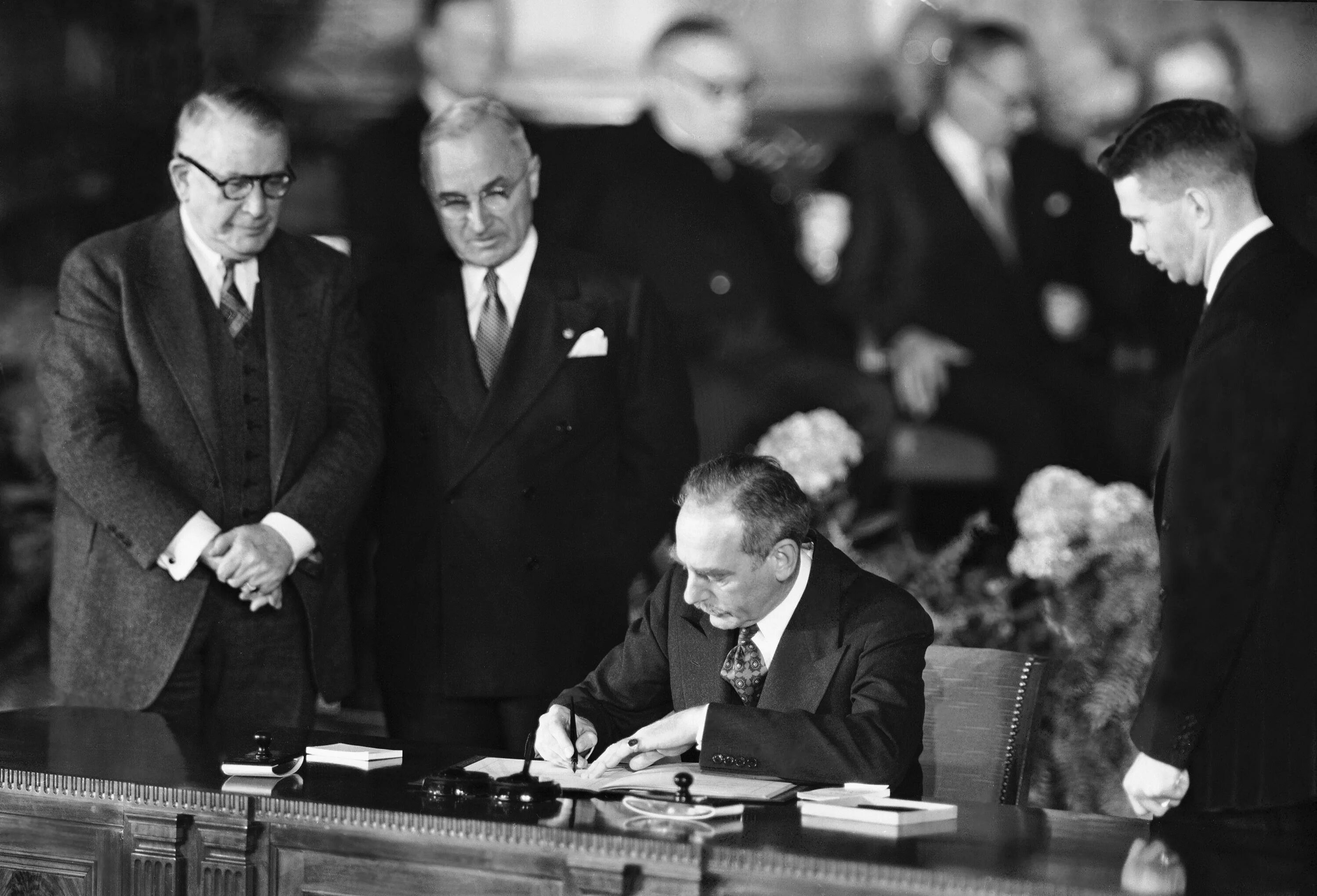 Организация созданная в 1949 году. 4 апреля 1949 нато. собрание нато 1949. подписание нато 1949. north atlantic treaty organization 1949.