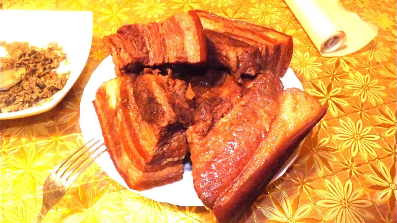 Сало в шелухе луковой простой рецепт самый. Варёное сало в луковой шелухе. сало в луковой шелухе. варёное сало в луковой шелухе с чесноком. сало отварное в луковой шелухе.