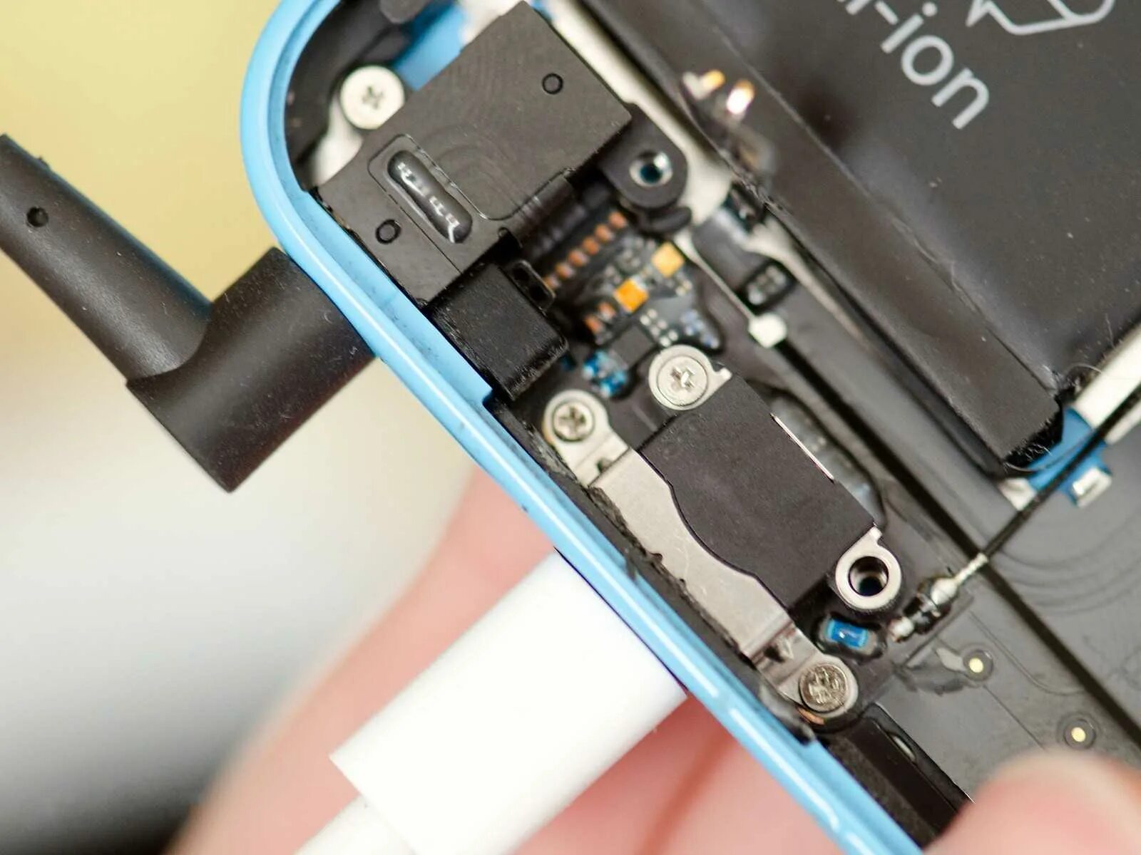Порт наушников не работает. Разъем лайтинг iphone 8. айфон 5 разъем для наушников. гнездо айфона 5s. гнездо наушников айфон 5.