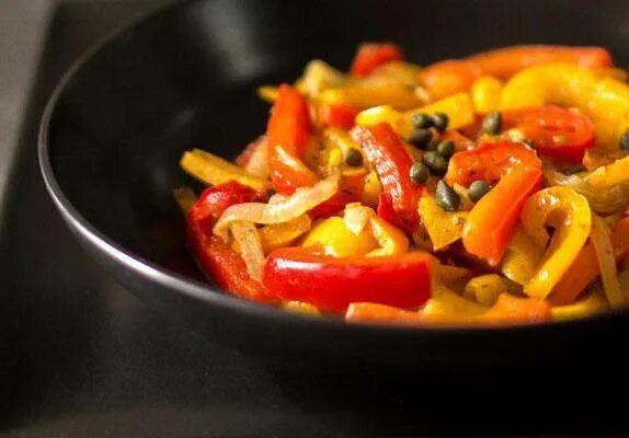 Вкусно потушить перец. Тушеные перцы. болгарский перец. тушеные мини перцы. тушеный перец фото.