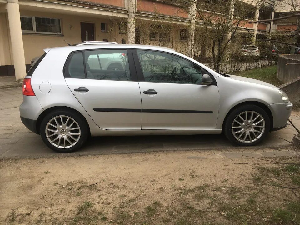 Golf mk5 r17. Гольф 5. Golf mk5. Golf 6 на проставках. Диски ауди на golf 5.