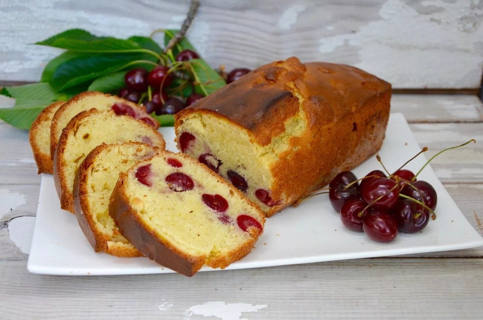 Пирог брауни шоколадный с вишней. Шоколадный кекс с вишней. Творожно вишневый кекс. Вишневый кекс. Вишневый кекс.