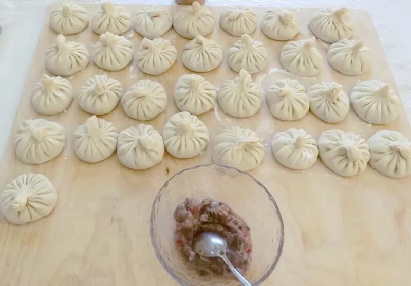 Защипывание хинкали. Формовка для хинкали. Хинкали приготовление. Процесс приготовления хинкали. Как правильно сделать хинкали.