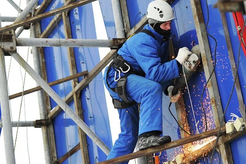 Демонтаж конструкций зданий. Монтажник мк и жбк. монтажник жб конструкций. монтажник металлоконструкций. демонтаж высотных металлоконструкций.