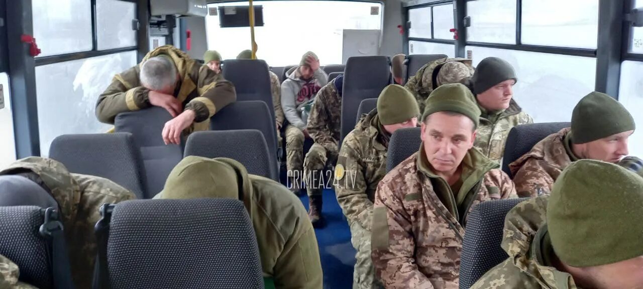 Пленные пограничники с острова змеиный. Украинские солдаты с острова змеиный. Украина пограничники змеиный. Украина сдалась или нет
